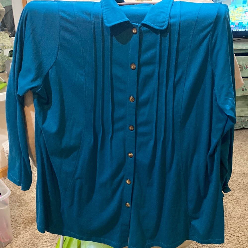 1X 22-24 pleated front long sleeve button up tunic length shirt. Woman within